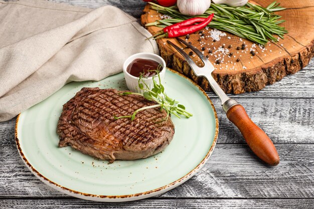 Steak Beef Steak gegrilltes Rindfleisch auf einem hölzernen weißen Hintergrund