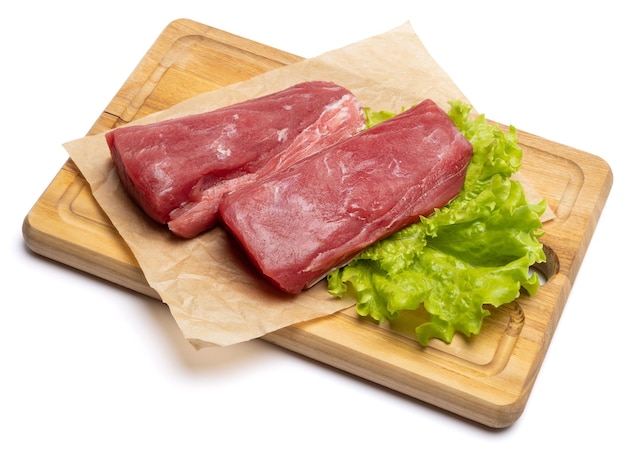 Steak de atum fresco em uma tábua de corte de madeira isolada em um fundo branco