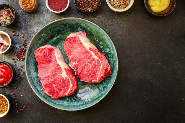 Steak frisches Rindfleisch rohes Fleisch Portion auf dem Tisch gesunde Mahlzeit Snack