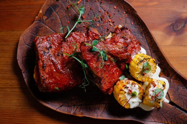 Steak gegrillt mit Mais- und Kräuternahaufnahme