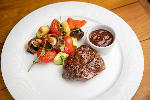 Steak mit Beilage und Sauce auf einem Teller