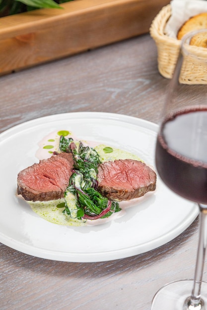 Steak mit einem Glas Rotwein