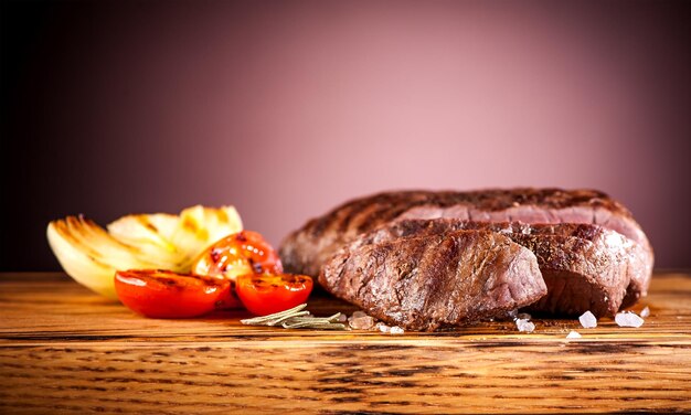 Steak mit gebratenen Zwiebeln und Kirschtomaten