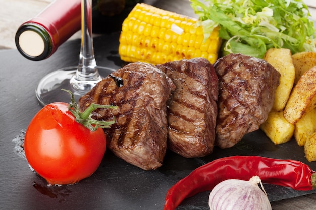 Steak mit gegrilltem Kartoffelfeldsalat und Rotwein
