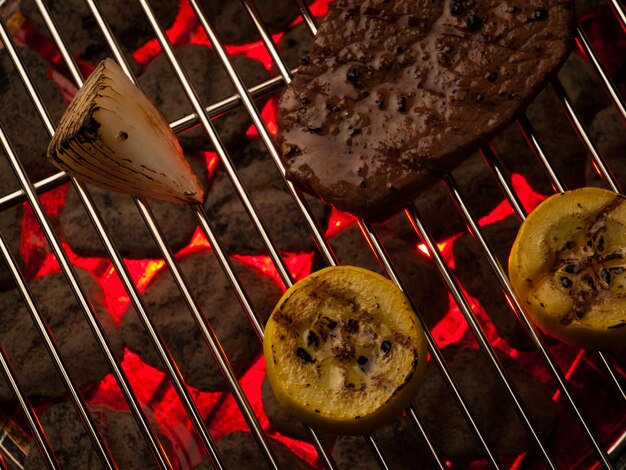 Steak mit Gemüse, das auf dem Grill kocht.