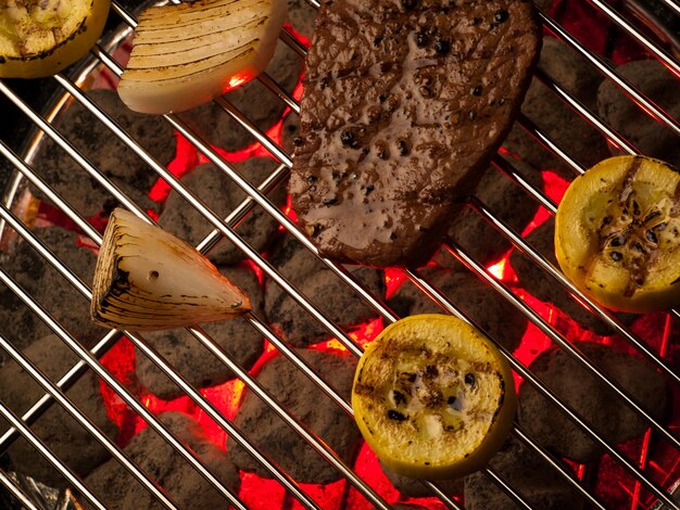 Steak mit Gemüse, das auf dem Grill kocht.