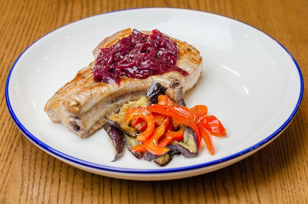 Steak mit Gemüse in einem Teller