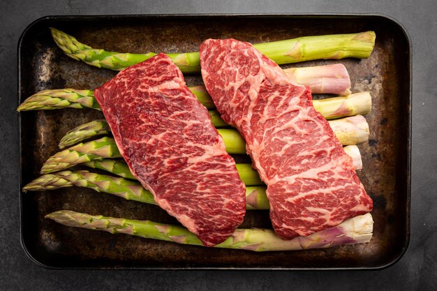 Steak mit grünem Spargel