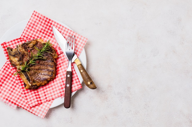 Steak mit Knochen auf Teller