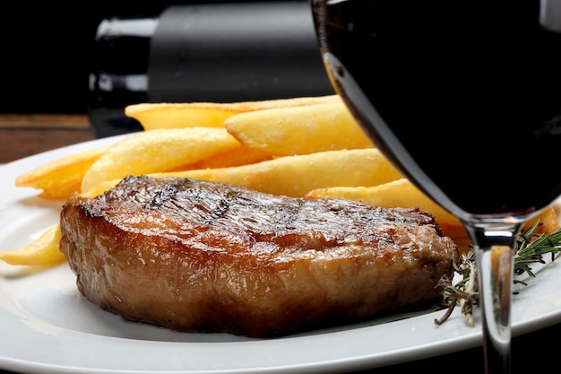 Steak mit Pommes und Rotwein