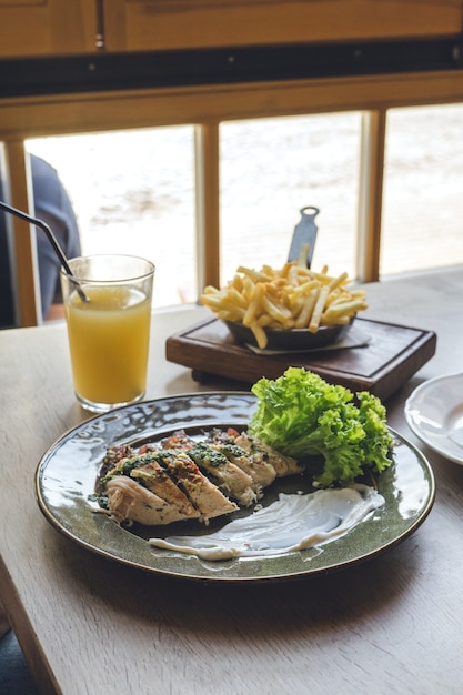 Steak mit Salat, Sauce und Glassaft