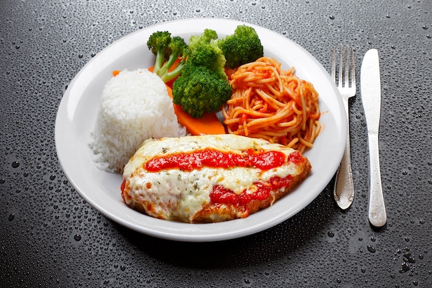 Steak Parmigiana mit Reisgemüse und Nudeln