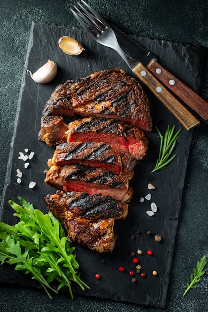 Steak Ribeye, gegrillt mit Pfeffer und Knoblauch.