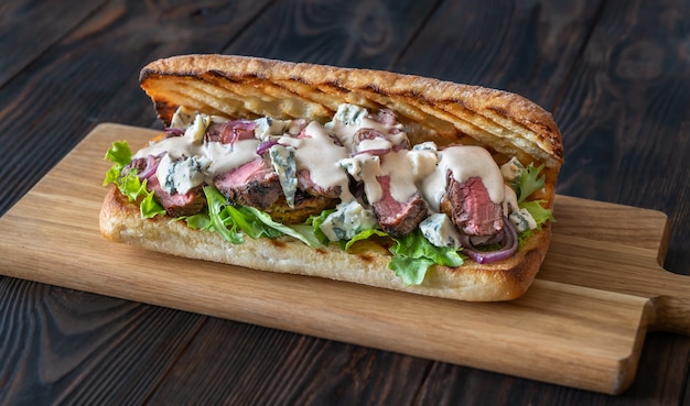 Steak Sandwich mit Champignons, Blauschimmelkäse, roten Zwiebeln und frischem Salat