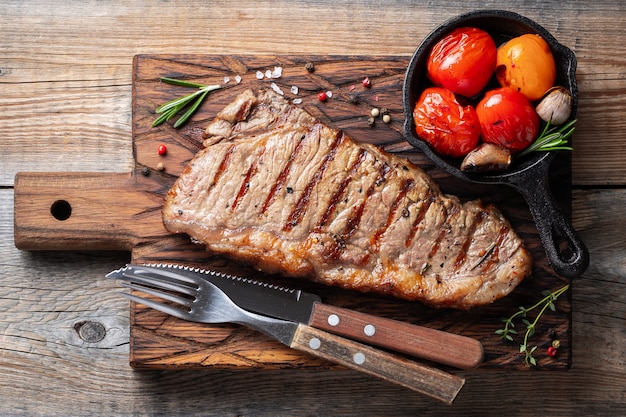 Steak Striploin, gegrillt mit Pfeffer und Knoblauch.