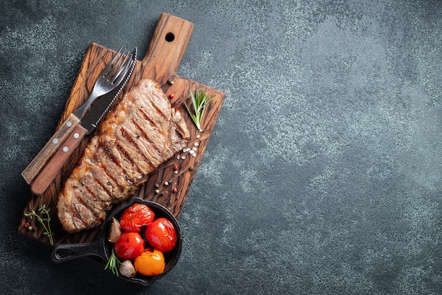 Steak Striploin, gegrillt mit Pfeffer und Knoblauch.