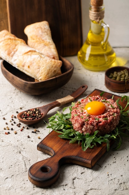 Foto steak tartar de ternera bodegón