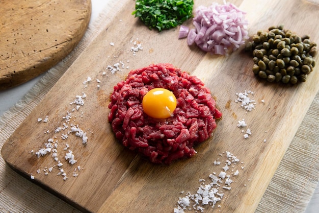 Steak tartar de ternera con huevo y tostadas.