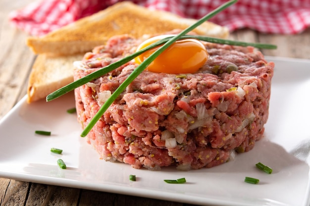 Steak tartar de ternera sobre mesa de madera