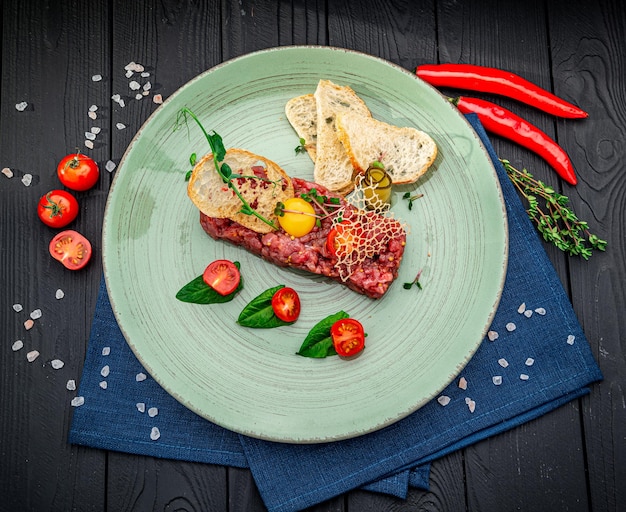 Steak tartar de ternera con yema de huevo cruda