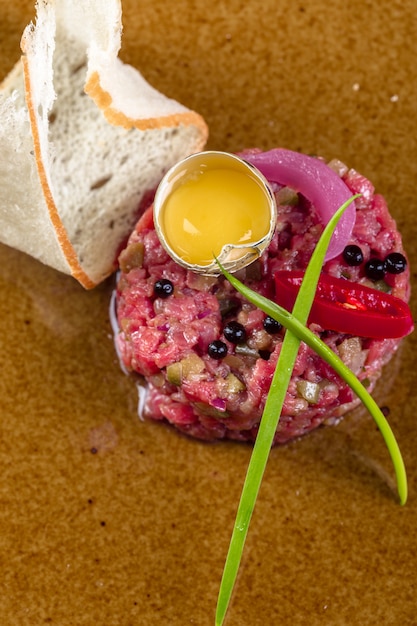 Steak Tartar con tostadas de pan