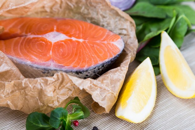 Steak von frischem Lachs auf zerkleinertem braunem Papier