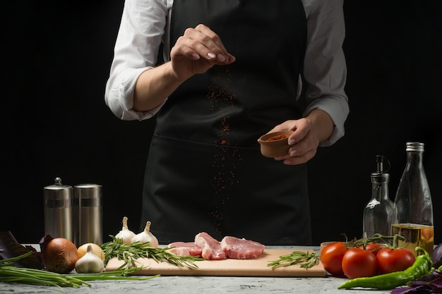 Steak zum Grillen für Köche. Zubereitung von frischem Rindfleisch oder Schweinefleisch.