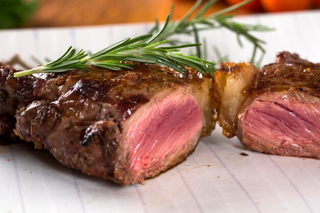 Steakbraten an Bord mit Gewürzen