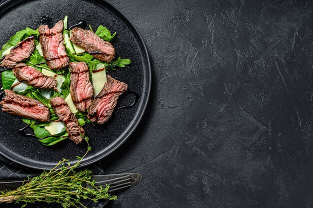 Steaksalat mit Spinat, Rucola und geschnittenem Marmorsteak