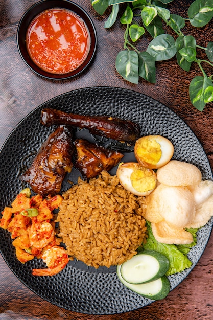 Steam Chicken Rice mit Garnelen oder Nasi Tim Ayam Nasi Tim Ayam ist ein indonesischer gedämpfter Hühnerreis