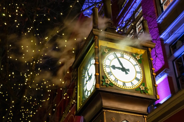 Steam Clock durante una oscura noche de invierno en Gastown Downtown Vancouver