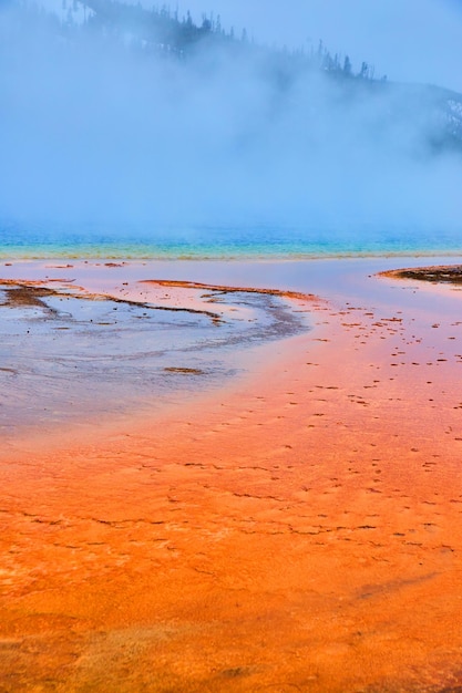 Steam cubre el icónico Grand Prismatic Spring en el invierno de Yellowstone