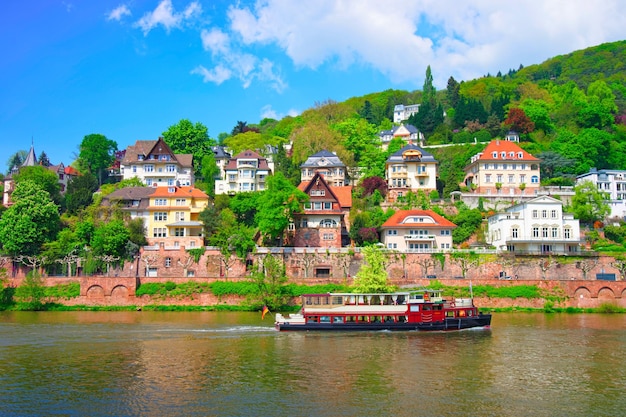 Steamer en el río Neckar y el muelle de la ciudad europea en verano Heidelberg, Alemania