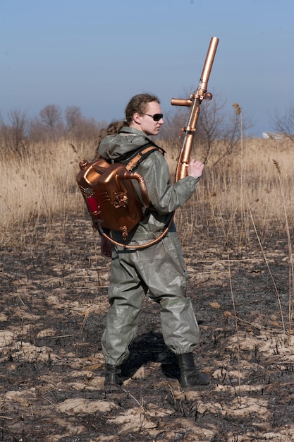 Steampunk-Soldat, der den Hang erklimmt