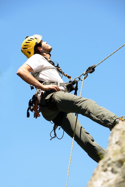 Steeplejack escalando una pared de roca