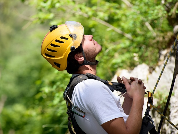 Steeplejack escalando una pared de roca