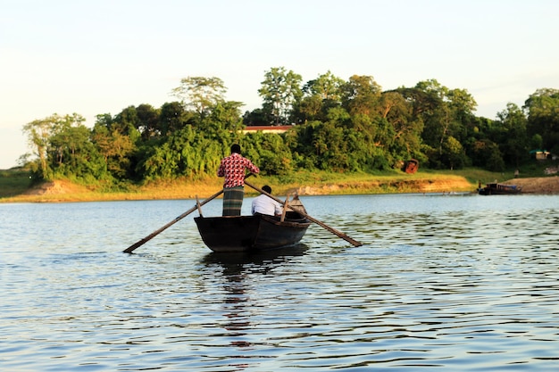 Steersman está conduciendo un barco para el transporte de personas