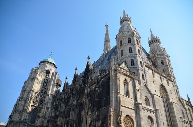 Stefansdom e céu azul