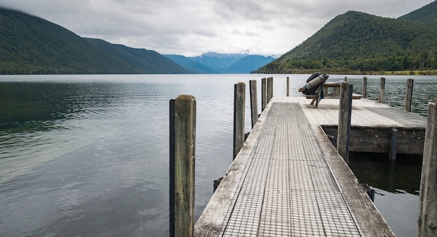 Steg am Ufer des Sees, umgeben von Bergen im Nelson Lakes National Park Neuseeland?