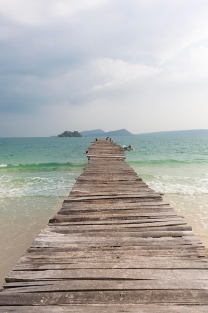 Steg und kleines Boot auf der Insel Koh Rong Kambodscha Südostasien