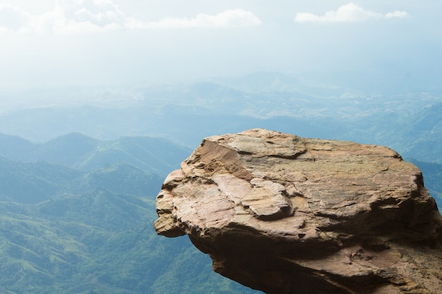 Stehen oben auf einem Bergblick,