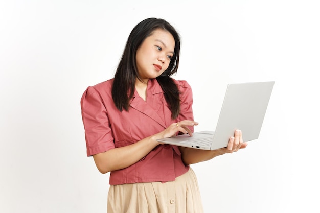 Stehen und Arbeiten mit Laptop einer schönen asiatischen Frau isoliert auf weißem Hintergrund