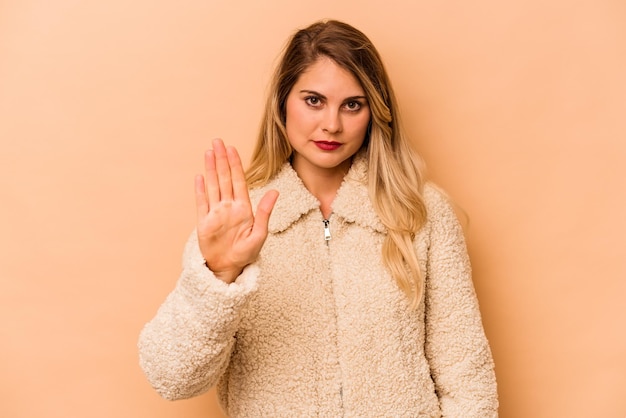 Foto stehend mit ausgestreckter hand, die ein stoppschild zeigt, das sie verhindert