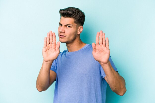 Stehend mit ausgestreckter Hand, die ein Stoppschild zeigt, das Sie verhindert