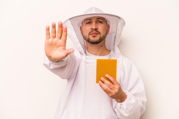 Stehend mit ausgestreckter Hand, die ein Stoppschild zeigt, das Sie verhindert