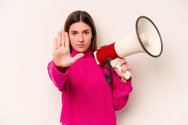 Stehend mit ausgestreckter Hand, die ein Stoppschild zeigt, das Sie verhindert