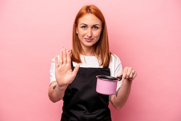 Stehend mit ausgestreckter Hand, die ein Stoppschild zeigt, das Sie verhindert