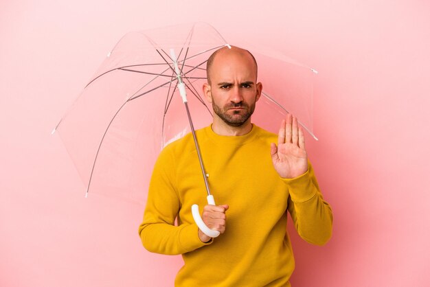 Stehend mit ausgestreckter Hand, die ein Stoppschild zeigt, das Sie verhindert