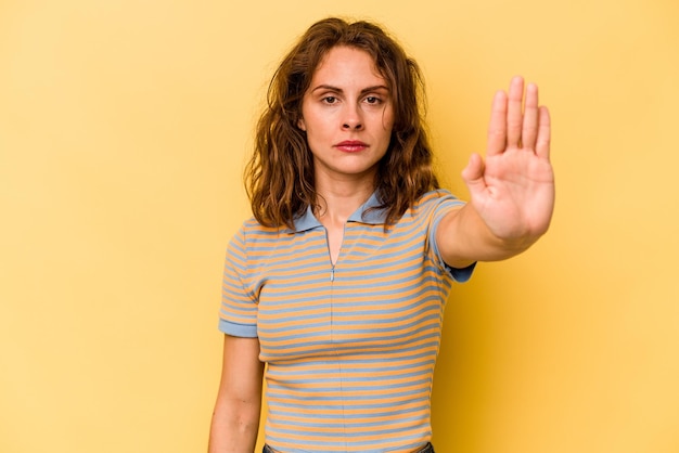 Stehend mit ausgestreckter Hand, die ein Stoppschild zeigt, das Sie verhindert