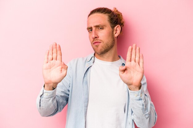 Foto stehend mit ausgestreckter hand, die ein stoppschild zeigt, das sie verhindert